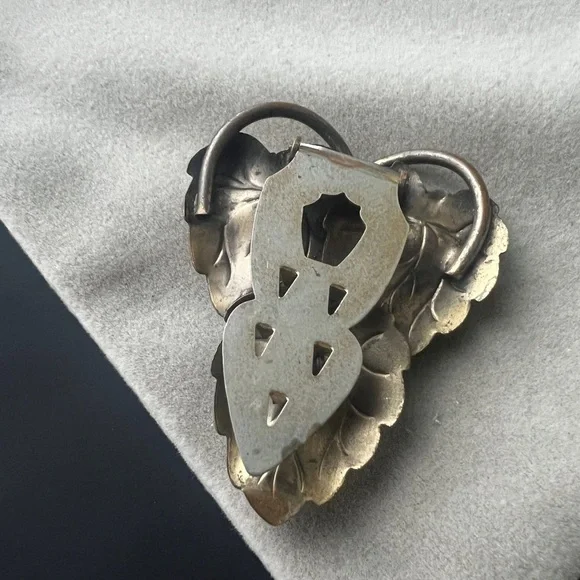 Vintage Leaf Dress Clip - Picture 4 of 5